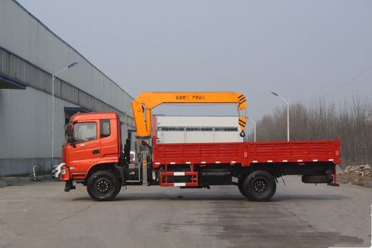 點擊查看詳細信息<br>標題：6.3噸東風180馬力隨車吊 閱讀次數(shù)：2124