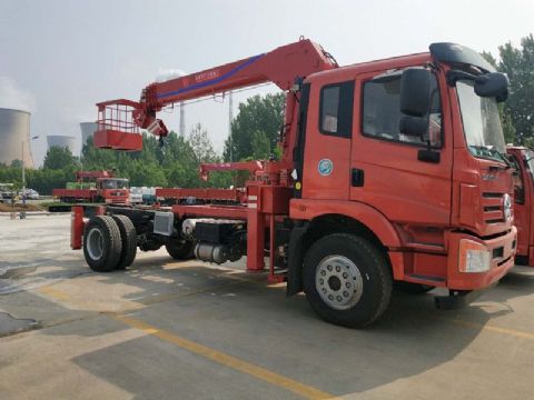 點擊查看詳細信息<br>標題：6.3噸大運隨車吊 閱讀次數(shù)：2131